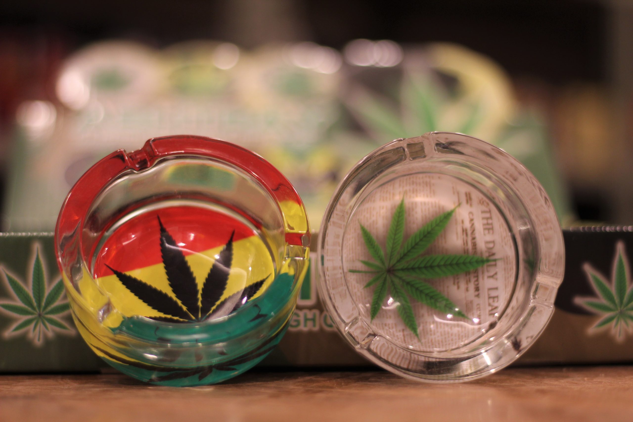 SMALL SIZE GLASS ASHTRAY LEAF DESIGN - Image 2