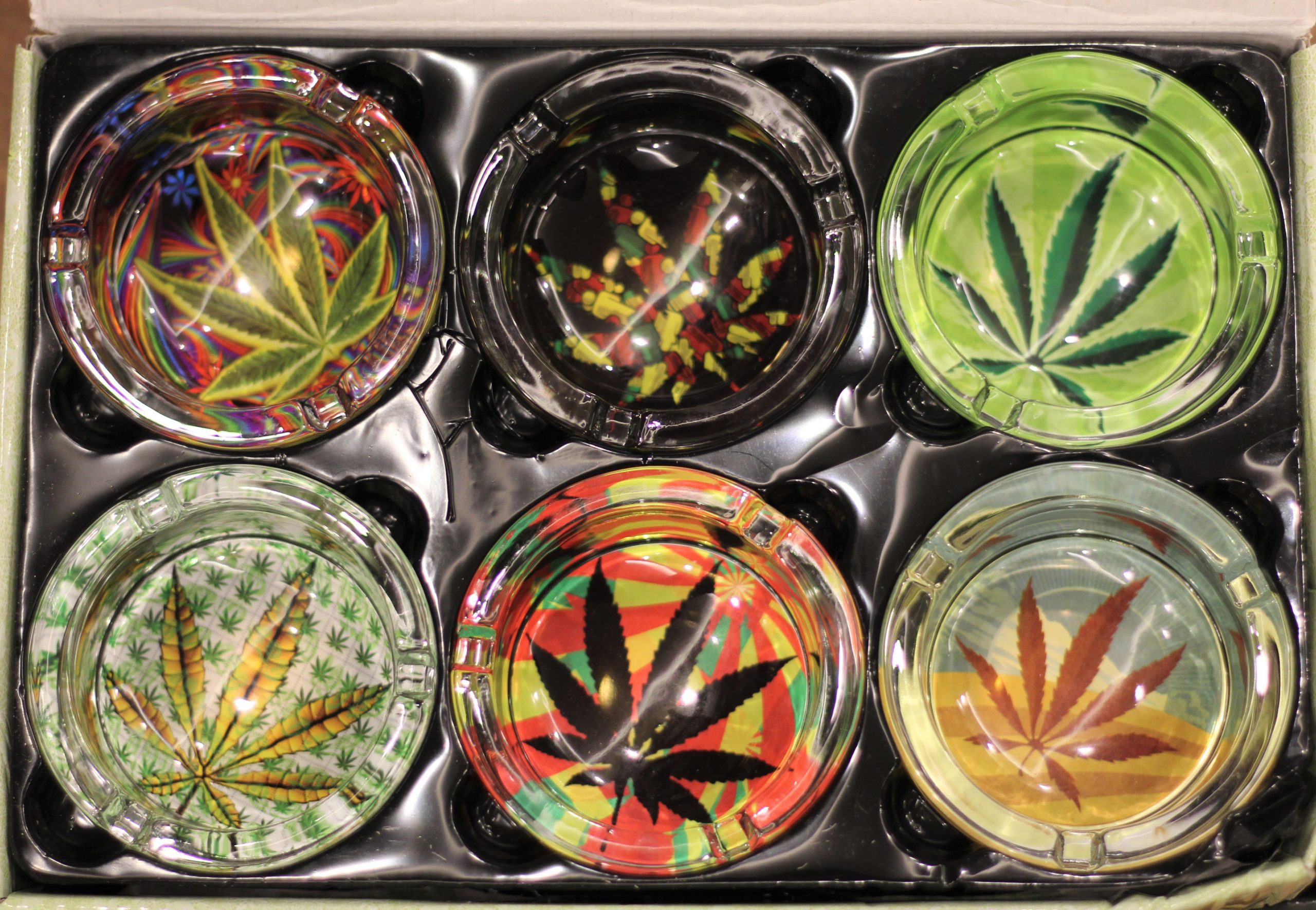 SMALL SIZE GLASS ASHTRAY LEAF DESIGN - Image 4